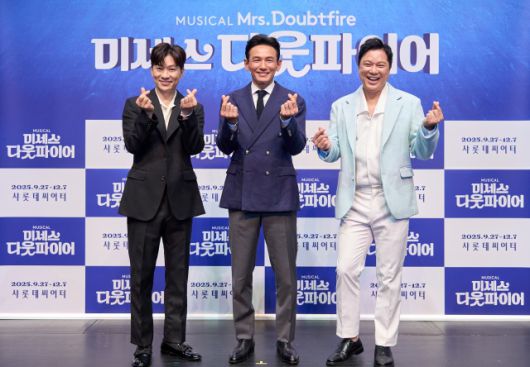 정상훈 황정민 정성화(왼쪽부터)가 뭉친 '미세스 다웃파이어'는 이혼 후 자녀들과 떨어져 지내게 된 아빠 다니엘이 유모로 변장해 가족 곁으로 다시 다가가는 이야기를 그린다. /샘컴퍼니