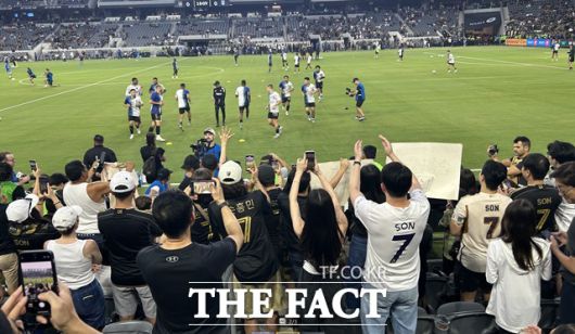 경기 전 손흥민의 워밍 업 장면을 카메라에 담고 있는 팬들./LA=황덕준 언론인