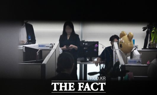 이춘석 의원의 '차명 주식 거래'를 수사하고 있는 서울경찰청 금융범죄수사대가 지난 8월11일 서울 여의도 국회 의원회관에서 이 의원의 사무실을 압수수색한 가운데 계좌 주인 차 모 보좌관의 명패가 보이고 있다./남윤호 기자