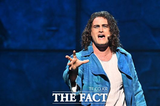 '노트르담 드 파리'는 15세기 파리를 배경으로 에스메랄다를 둘러싼 콰지모도와 프롤로, 페뷔스 세 인물의 비극적인 사랑을 통해 인간의 욕망과 편견 그리고 사회의 부조리를 무겁고도 아름답게 그려내는 작품이다. /남용희 기자