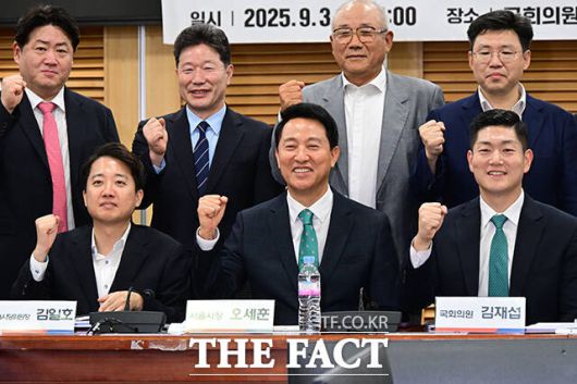 기념촬영하는 이준석 개혁신당 대표, 오세훈 서울시장, 김재섭 국민의힘 의원(앞줄 왼쪽부터).