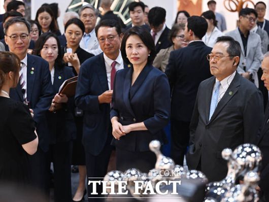 이재명 대통령의 부인 김혜경 여사가 3일 서울 강남구 코엑스에서 열린 '키아프 서울(Kiaf SEOUL) 2025)'에 참석해 전시된 작품들을 관람하고 있다.