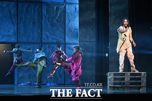 뮤지컬 '노트르담 드 파리' 프레스콜이 3일 오후 서울 종로구 세종문화회관 대극장에서 열린 가운데 배우 제이가 하이라이트 장면을 시연하고 있다. /남용희 기자