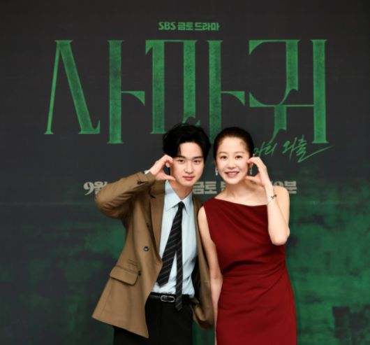 배우 장동윤(왼쪽)과 고현정이 SBS 새 드라마 '사마귀'에서 모자 지간으로 호흡을 맞춘다. /SBS