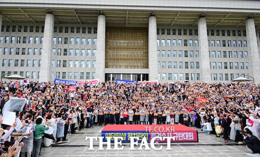 국회 앞에 모인 국민의힘 소속 국회의원과 당원들이 모여 규탄 구호를 외치는 모습.