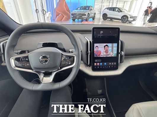 간결한 계기판과 세로형 디스플레이를 배치한 EX30CC 운전석. 티맵 오토, 누구 오토 등 국내 특화 커넥티비티 기능을 지원한다. /황지향 기자