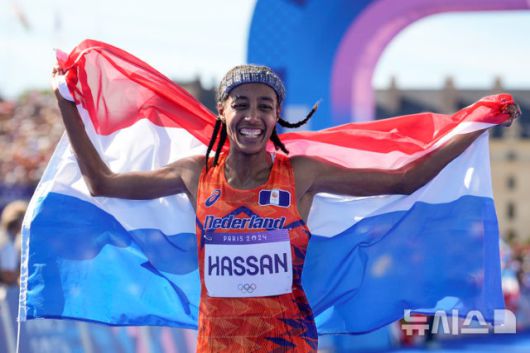 원래 올림픽의 마지막 경기는 남자 마라톤이었지만 2024 파리 대회는 여자 마라톤을 택했다. 그리고 역경극복의 상징인 시판 하산이 드라마처럼 우승했다. / AP 뉴시스