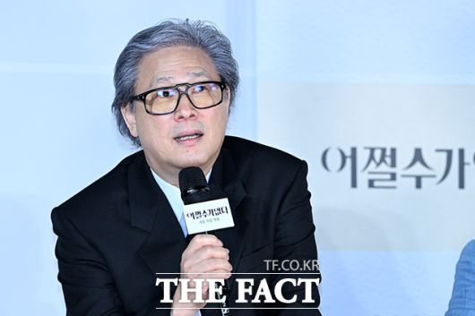 오는 24일 개봉하는 '어쩔수가없다'는 다 이루었다고 느낄 만큼 삶이 만족스러웠던 회사원 만수가 덜컥 해고된 후 아내 미리와 두 자식을 지키고 어렵게 장만한 집을 지켜내기 위해 재취업을 향한 자신만의 전쟁을 준비하며 벌어지는 이야기를 그린 작품이다. /남용희 기자