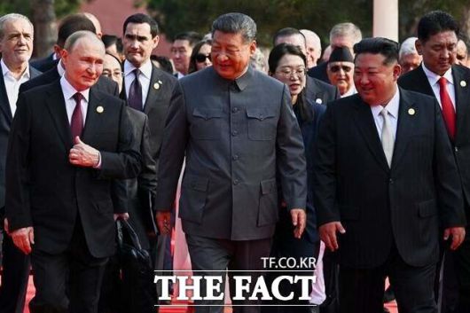 김 위원장이 지난 3일 중국 전승절 열병식에서 주애를 데리고 올 가능성에 관심이 모였지만 실현되지는 않았다. (왼쪽부터) 블라디미르 푸틴 러시아 대통령, 시진핑 중국 국가 주석, 김 위원장. /베이징=AP. 뉴시스