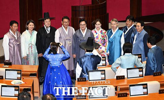 한복을 착용한 우원식 국회의장과 더불어민주당 의원들이 1일 오전 서울 여의도 국회에서 열린 제429회 국회(정기회) 제1차 본회의에 참석해 기념사진 촬영을 하는 모습. /배정한 기자