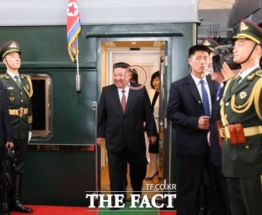 김정은 북한 국무위원장이 6년 만의 중국 방문에서 딸 주애를 대동했다. 다만 주애는 김 위원장의 54시간 중국 체류 기간 딱 한 번 등장했다. 사진은 김 위원장이 지난 2일 중국 베이징역에 도착해 전용열차에서 내리는 순간 포착된 주애의 모습(빨간 원). /베이징=신화. 뉴시스