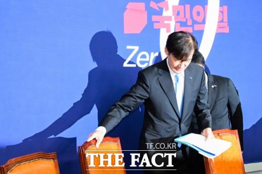 조국 조국혁신당 혁신정책연구원장이 지난 1일 오전 서울 여의도 국회에서 열린 최고위원회의에 참석한 모습. /남윤호 기자