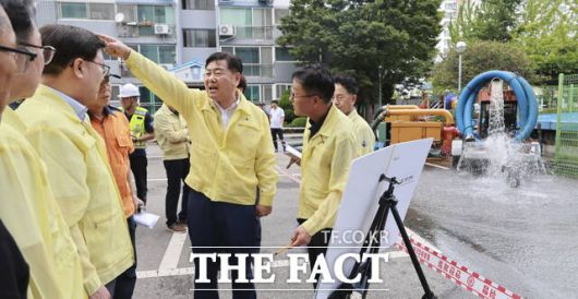 7일 오후 전북 군산시 문화동 문화삼성아파트를 찾은 김관영 전북도지사(가운데)가 피해상황을 점검하고 재발방지를 위한 대책 마련을 지시하고 있다. /전북도