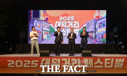 최충규 대덕구청장(왼쪽 두번째)이 석봉동 신탄진전통시장 일원에서 열린 '대덕거리 페스티벌'에 축제에 방문한 시민들에게 인사말을 전하고 있다. /대전 대덕구