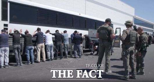 미국 이민 단속 당국이 홈페이지를 통해 지난 4일(현지시간) 조지아주 현대차그룹-LG에너지솔루션의 합작 배터리 공장 건설현장에서 벌인 불법체류·고용 단속 현장 영상을 홈페이지를 통해 공개했다. (사진= ICE 홈페이지 영상 캡쳐) /뉴시스