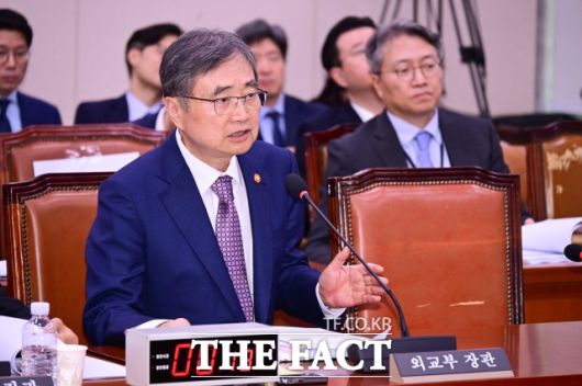 조 장관은 이날 전문직 비자(E4) 신설 외에 전문직 취업비자 쿼터 확보도 추진하겠다고 덧붙이면서, 이번 사태와 관련해 미국 측에 항의성 발언을 분명히 하겠다고 밝혔다. /국회=남윤호 기자