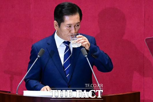 목 축이며 국민의힘 의석 바라보는 정 대표.