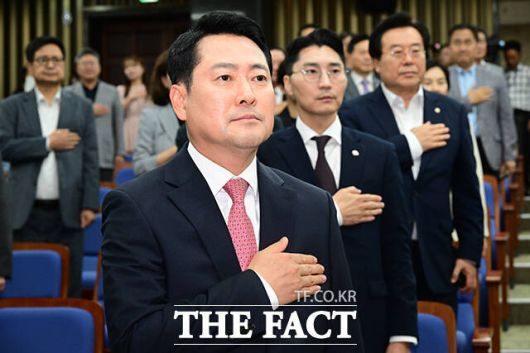 장동혁 국민의힘 당대표가 9일 정청래 더불어민주당 대표의 교섭단체 대표연설을 두고 "거울을 보면서 자기 독백을 하는 것처럼 보였다"고 강하게 비판했다. 사진은 장 대표가 전날 오후 서울 여의도 국회에서 열린 의원총회에 참석해 국기에 경례하고 있는 모습. /남윤호 기자