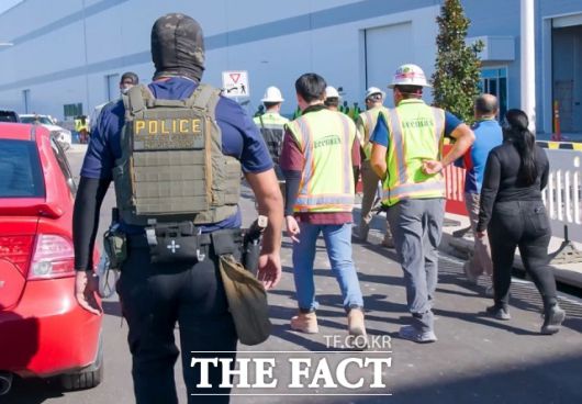 미국이민세관집행국(ICE) 특수요원들이 지난 5일(현지시간) 미국 조지아주 브라이언 카운티 현대차그룹-LG에너지솔루션 합작 배터리공장에서 불법 체류자를 체포하고 있다. 이날 체포된 근로자만 475명이다. /ICE 홈페이지