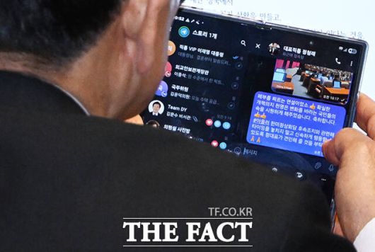 정동영 통일부 장관이 9일 오전 서울 여의도 국회에서 열린 본회의에 참석해 정청래 더불어민주당 대표에게 교섭단체 대표 연설에 대한 문자메시지를 보내고 있다. 왼쪽에는 VIP라고 저장된 이재명 대통령과 대화를 나눈 채팅창. /국회=배정한 기자