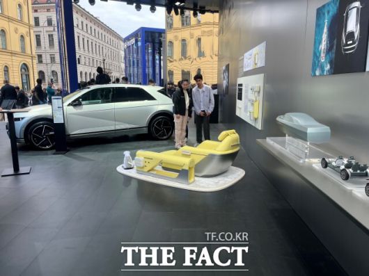현대자동차가 9일(현지시간) 독일 뮌헨에서 열린 IAA 모빌리티 2025에 부스를 꾸린 가운데 방문객들이 부스 내부를 둘러 보고 있다. /독일 뮌헨=최의종 기자