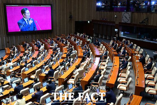 정청래 대표의 연설에 국민의힘 의석에서 고성이 오가기도 했다.