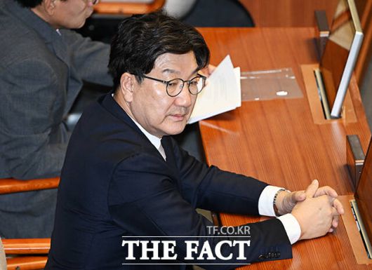 국민의힘은 권성동 의원 체포동의안 표결 대응 방안을 고심 중이다. 사진은 불법 정치자금 수수 혐의로 구속 영장이 청구된 권 의원이 9일 오전 서울 여의도 국회에서 열린 본회의에 참석해 자신의 체포동의안 보고를 듣고 있는 모습. /배정한 기자