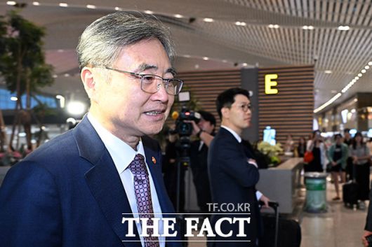 정재환 인하대 정치외교학과 교수는 트럼프 정부의 이민 단속이 내년 미 중간 선거를 앞둔 상황에서 보여줄 수 있는 "퍼포먼스"라고 분석했다. 사진은 조현 외교부 장관이 미국 조지아주 현대자동차·LG에너지솔루션 합작 배터리 공장 건설 현장 이민 단속에서 한국인 300여 명이 체포·구금된 사태를 해결하기 위해 지난 8일 오후 인천국제공항 제2터미널을 통해 미국으로 출국하는 모습. /남용희 기자