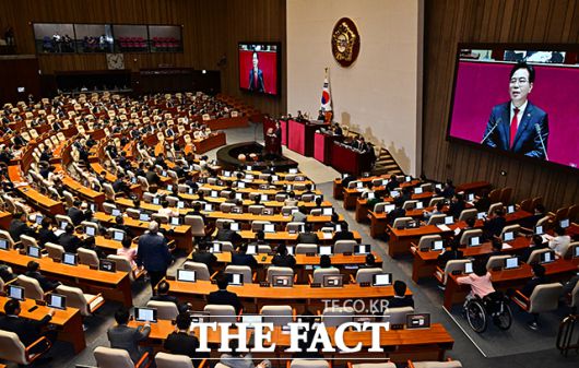송언석 국민의힘 원내대표가 10일 오전 서울 여의도 국회에서 열린 본회의에 참석해 교섭단체 대표 연설을 하고 있다. /배정한 기자