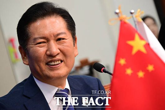 정청래 더불어민주당 대표가 11일 오전 서울 여의도 국회에서 다이빙 주한중국대사를 만나 미소짓고 있다. /국회=남윤호 기자