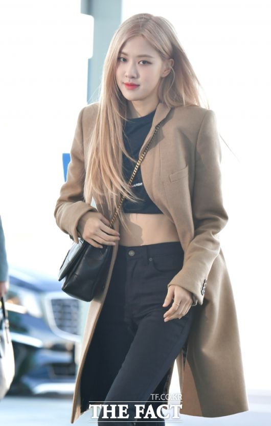 블랙핑크 로제가 2025 MTV 비디오 뮤직 어워즈에서 브루노 마스와 협업한 '아파트'로 대상에 속하는 '올해의 노래상'을 받는 영예를 안았다. 이는 K팝 역사상 최초의 수상이다. /더팩트 DB