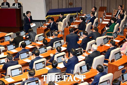 신상발언 후 자리로 향하는 권 의원.