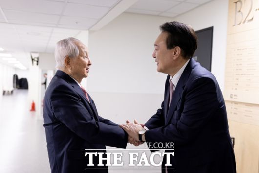 윤석열 대통령이 2024년 2월 25일 수원 아이엠센터에서 열린 3.1절 기념 예배에 참석, 영접나온 원천침례교회 김장환 원로목사와 인사하고 있다. /대통령실. 뉴시스