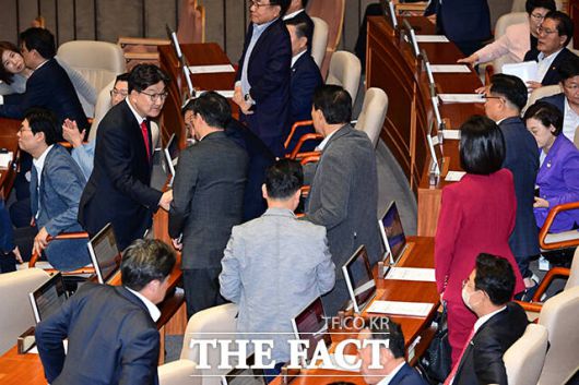 국민의힘 동료 의원들이 권 의원과 악수하고 있다.