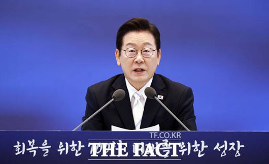 이재명 대통령은 11일 오전 취임 100일 기자회견 '회복을 위한 100일, 미래를 위한 성장'에서 "굳이 (주식양도세 대주주 기준) 50억원을 10억원으로 내려야 하나. 고집하진 않는다"라고 말했다. /뉴시스