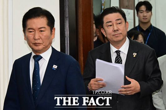 정청래 더불어민주당 대표와 김병기 원내대표가 12일 오전 서울 여의도 국회에서 열린 최고위원회의에 참석하고 있다. /국회=남윤호 기자