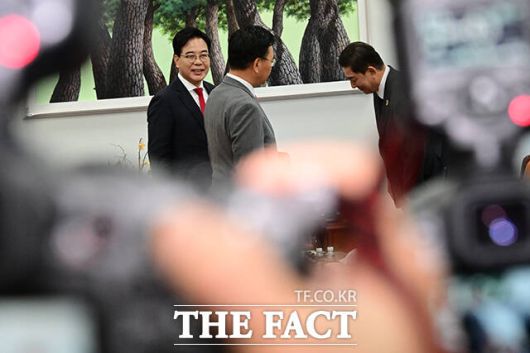 이 대통령과 여야 지도부가 만나 협치 흐름에 물꼬를 튼지 일주일도 안 돼 민주당 내 대야 강경 기조가 확고해지면서 중도층 이탈을 불러올 수 있다는 우려도 나온다. 사진은 송언석 국민의힘 원내대표./남윤호 기자