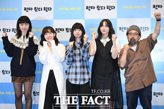 배우 배두나와 마에다 아키, 세키네 시오리, 카시이 유우, 야마시타 노부히로 감독(왼쪽부터)이 12일 오후 서울 강남구 메가박스 코엑스점에서 열린 영화 '린다 린다 린다' 의 언론시사회 및 기자간담회에 참석해 포즈를 취하고 있다. /이새롬 기자