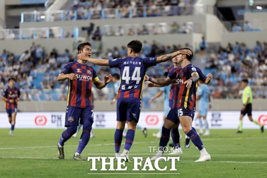 중위권 도약을 노리는 수원FC 선수들./K리그