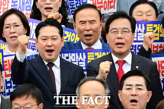 장동혁 국민의힘 대표와 송언석 원내대표가 규탄 구호를 외치고 있다.