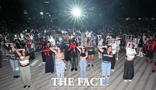 '2025 서울 헌터스 페스티벌'이 14일 오후 서울 중구 서울광장에서 열린 가운데 참가자들이 랜덤플레이댄스를 선보이고 있다. /박헌우 기자