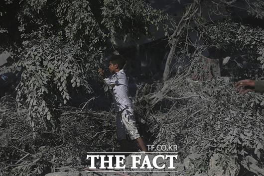 한 팔레스타인 소년이 공습을 받은 건물 잔해를 살펴보고 있다. /가자시티=AP.뉴시스