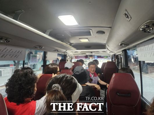 12일 오후 2시 10분, 25인승 중구 순환버스 '내편중구버스'는 보조석까지 빼곡히 채워졌다. '중구자원봉사센터'가 적힌 분홍 조끼를 입은 김길성 구청장./설상미 기자