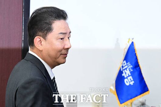 경찰은 김병기 민주당 원내대표가 아들의 대학 편입·취업을 위해 국회의원 지위를 활용했다는 의혹에 대해서도 수사 중이다. 서울경찰청은 지난 11일 김 원내대표에 대한 고발장을 접수받고 서울 동작경찰서에 사건을 배당했다. /국회=남윤호 기자