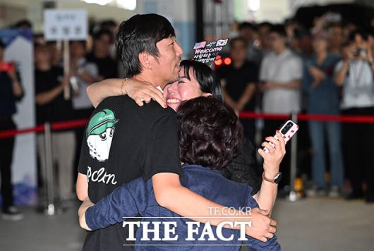 미국 조지아주 현대차그룹-LG에너지솔루션 배터리 합작 공장 건설 현장에서 구금됐다가 석방된 한국인 노동자들이 지난 12일 오후 인천국제공항을 통해 귀국해 가족들과 인사를 나누고 있다. /박헌우 기자