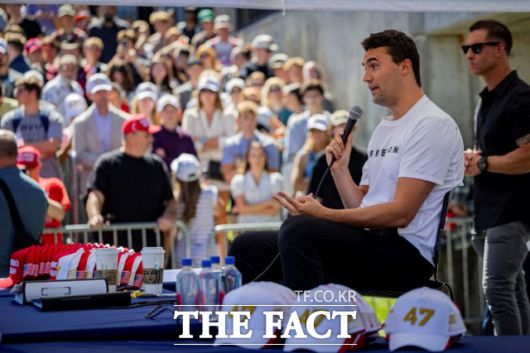 AP통신은 이번 사건이 표현의 자유를 제한한 것이 될 수 있다고 분석했다. 사진은 찰리 커크가 10일(현지 시간) 유타주 오렘 유타밸리대학 행사에 참석해 연설하는 모습. /뉴시스