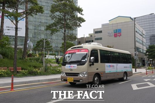 지난 1일부터 운행된 통합 셔틀버스 '내편중구버스'는 올해 말까지 시범 운행에 나선다./중구