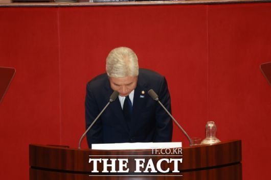 본격적인 대표 발언에 앞서 서왕진 원내대표는 당 내 발생한 성비위와 직장내 괴롭힘 사건에 대해 고개 숙여 사과했다. /뉴시스