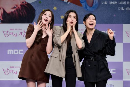 배우 조아람 이선빈 라미란(왼쪽부터)이 16일 오전 11시 서울 마포구 MBC 본관 1층 골든마우스홀에서 열린 MBC 새 금토드라마 '달까지 가자' 제작발표회에 참석해 끈끈한 호흡을 자랑했다. /MBC
