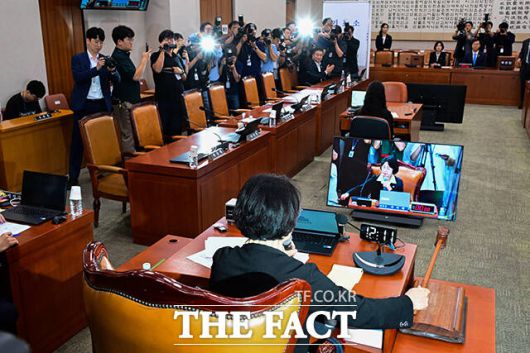 '나경원 간사 선임의 건'은 재석 10인, 반대 10인으로 부결됐다.